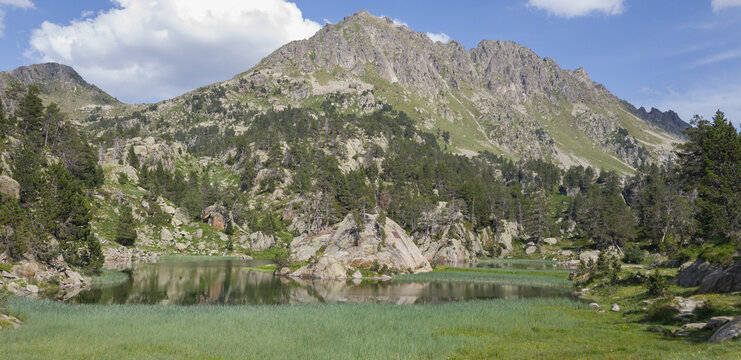 Lago de Cloto. Uno de los lagos que forman el circo glaciar de Colomers en el Parque Nacional de Aig&uuml;estortes.