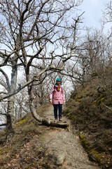 Obraz premium Woman walking trail from Bear mountain