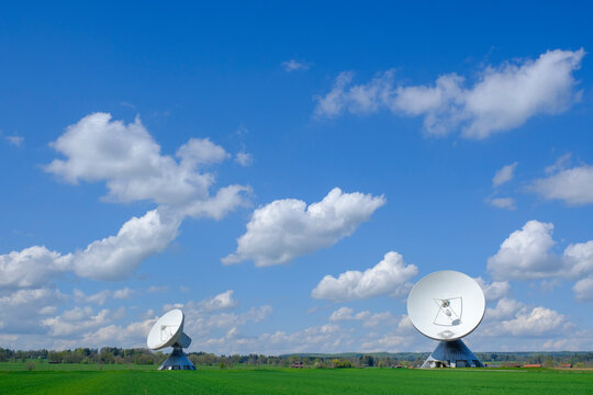 Germany, Bavaria, Raisting, Clouds over&Ocirc;&oslash;&Omega;Cassegrain&Ocirc;&oslash;&Omega;antennas standing in field