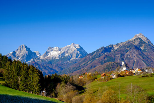 Austria, Upper Austria, Vorderstoder, Clear sky over village in Totes Gebirge range