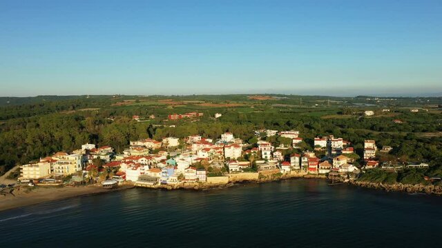 La ville de Arkoudi au bord de la mer Ionienne vers Patras, dans le P&eacute;loponn&egrave;se, en Gr&egrave;ce, en &eacute;t&eacute;.