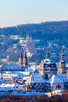 Germany, Bavaria, Wurzburg,&Ocirc;&oslash;&Omega;Stift Haug church and surrounding buildings in winter