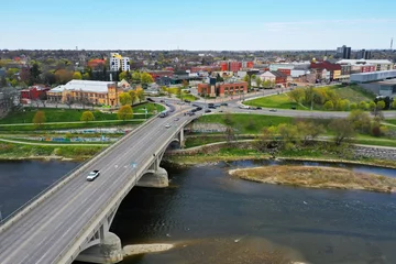 Photo sur Plexiglas Canada Aerial vehicles on the Lorne Bridge into Brantford, Ontario, Canada