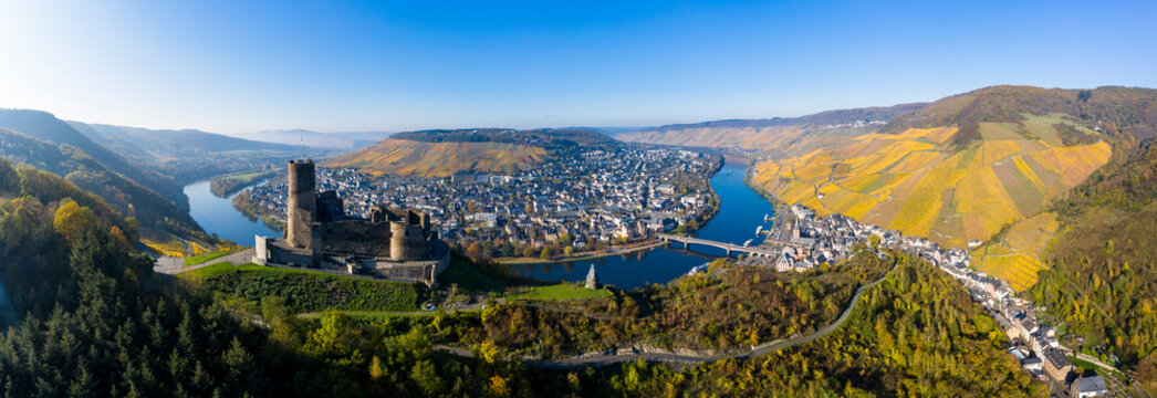 Germany, Rhineland-Palatinate, Bernkastel-Kues, Helicopter panorama of Landshut Castle, Moselle and surrounding town in summer