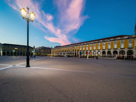 Portugal, Estremadura Province, Lisbon, Praca do Comercio square at dusk