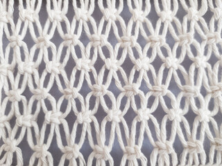 Decora&ccedil;&atilde;o de parede em artesanato macram&eacute; em grande plano num fundo azul