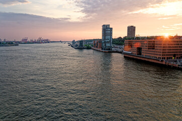 Naklejka premium Sailing at the sunset on the River Elbe - Hamburg