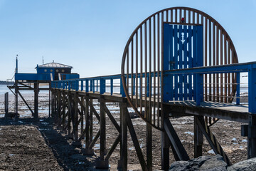 carrelet avec belle porte bleue