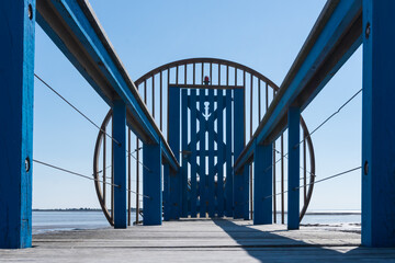 porte bleue avec ancre sur ponton de carrelet