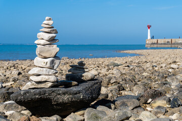 cairn de galets sur la plage du port du Plomb
