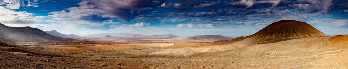 Fototapeta na wymiar Desert panorama with mountain peaks on the Canary Island