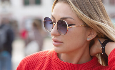 Fototapeta na wymiar Beautiful young woman in sunglasses. Outdoor portrait. Summer time.