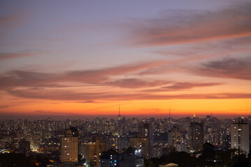 Fototapeta na wymiar Crepúsculo da cidade de São Paulo com as luzes dos carros e prédios com o colorido do céu. 