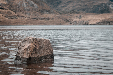 Roca en medio de la Laguna de la Toreadora en el Cajas provincia del Azuay Ecuador