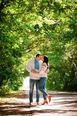 Obraz premium couple kissing in the shade of trees