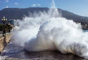 Obraz premium A huge wave on the Yalta embankment