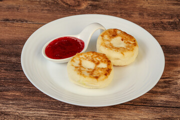 Cottage cheese pancakes with strawberry jam