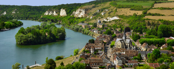 Fototapeta na wymiar Panoramique Les Andelys (27700) et l'île du château, département de l'Eure en région Normandie, France