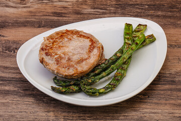 Grilled tuna steak with asparagus