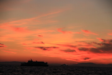 Fototapeta na wymiar sunset over the sea 