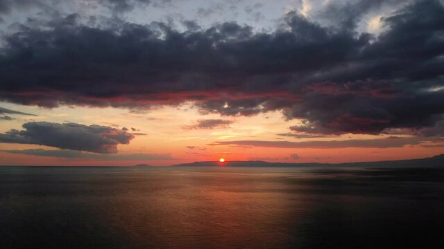 La côte grecque quelques minutes après le coucher du Soleil au bord de la mer Méditerranée vers Pylos, en Messénie, dans le Péloponnèse, en Grèce, en été.