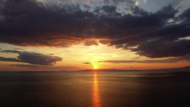 Le coucher de Soleil sur la côte grecque au bord de la mer Méditerranée vers Pylos, en Messénie, dans le Péloponnèse, en Grèce, en été.