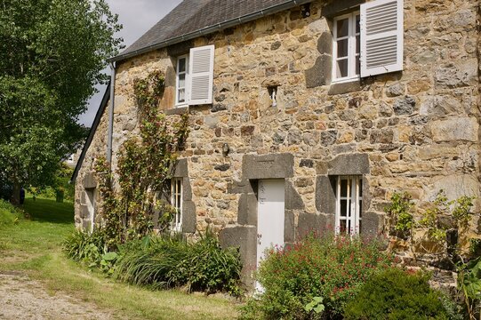old breton cottage in crozon peninsula