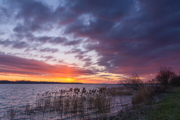 Wschód słońca nad zalewem włocławskim wiatrem czesany. © Tomasz
