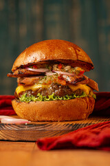 hamburguesa con tocineta sobre bandeja de madera