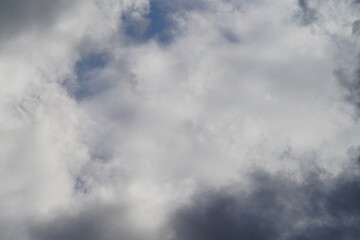 Wetter in Form von Wolken am späten Nachmittag bei typischem April Wetter