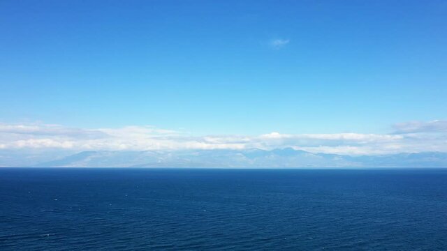 Le Magne et la mer ionienne au bord de la mer M&eacute;diterran&eacute;e vers Kalamata, en Mess&eacute;nie, dans le P&eacute;loponn&egrave;se, en Gr&egrave;ce, en &eacute;t&eacute;.