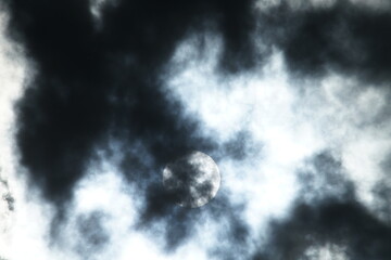 Sonnen Licht scheint durch dichte Wolken und erzeugt dramatische Strukturen und Muster