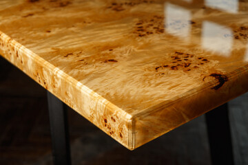 Table top for a table made of poplar burl wood and transparent epoxy resin.