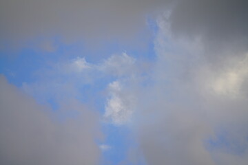 Naklejka na ściany i meble Schönes Wetter mit blauem Himmel und weißen leichten Wolken im Mai