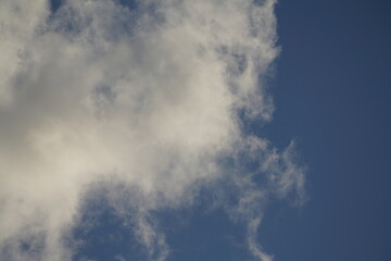 Schönes Wetter mit blauem Himmel und weißen leichten Wolken im Mai