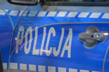 Radiowóz polskiej policji na patrolu w śródmieściu miasta.  Jedzie jezdnią.  © FotoDax