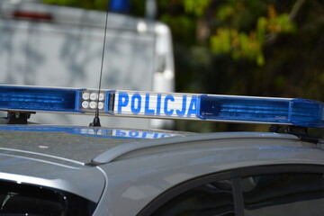 Radiowóz polskiej policji na patrolu w śródmieściu miasta.  Jedzie jezdnią.  © FotoDax