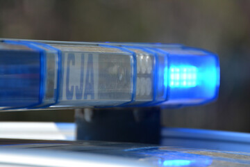 Radiowóz polskiej policji na patrolu w śródmieściu miasta.  Jedzie jezdnią.  © FotoDax