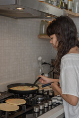 breakfast, kitchen, cooking in kitchen, woman, lifestyle, home, person, stove fire, young, only women, preparation, eggs in basket, eat, domestic kitchen, casual clothing, one person, lifestyles, beau