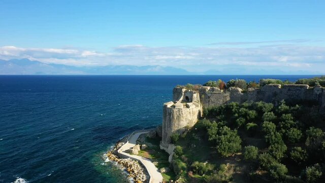 La tour du ch&acirc;teau de Koroni domine le Magne au bord de la mer M&eacute;diterran&eacute;e vers Kalamata, en Mess&eacute;nie, dans le P&eacute;loponn&egrave;se, en Gr&egrave;ce, en &eacute;t&eacute;.