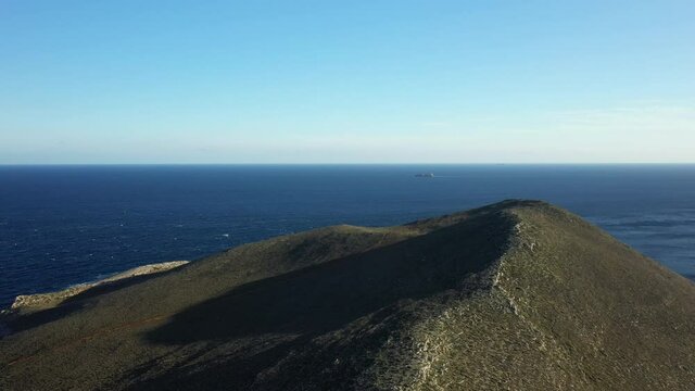 Un bateau longe le Cap Tenare dans le Magne au bord de la mer M&eacute;diterran&eacute;e vers Kalamata, en Laconie, dans le Magne, dans le P&eacute;loponn&egrave;se, en Gr&egrave;ce, en &eacute;t&eacute;.