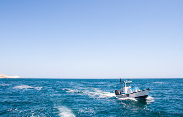 Bote navegando en medio del océano