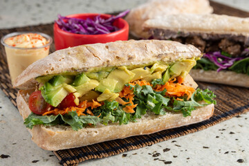 sandwich de salmon y palta