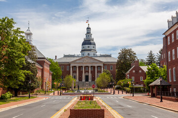 Historical Maryland State Capitol building in Annapolis, the oldest state house that is still in use. Other state government buildings such as court of appeal and senate are seen on each side. - obrazy, fototapety, plakaty