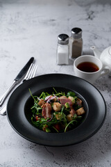 Arugula and bacon salad with crunchy croutons and light sauce