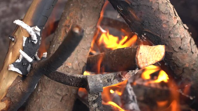 Ascuas ardiendo en una barbacoa con madera 
