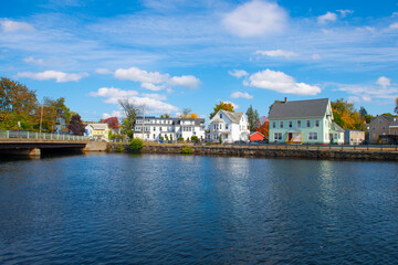 Naklejka premium Historic residence house on Opechee Bay Reservoir with fall foliage in city of Laconia, New Hampshire NH, USA. 