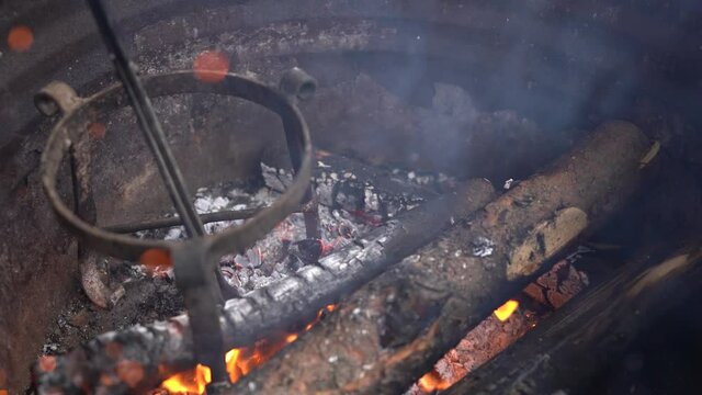 Ascuas y carbon encendidos ardiendo en barbacoa metalica
