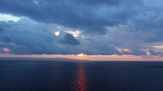 Le coucher de Soleil au bord de la mer Méditerranée vers Nauplie, en Argolide, dans le Péloponnèse, en Grèce, en été.