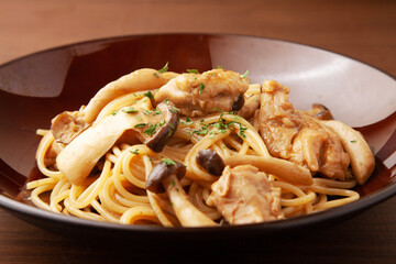 鶏肉とキノコのブラウンソースパスタ